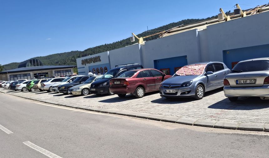 Gediz'deki bu tesisin otoparkında çok fazla Uşak plakalı araç var