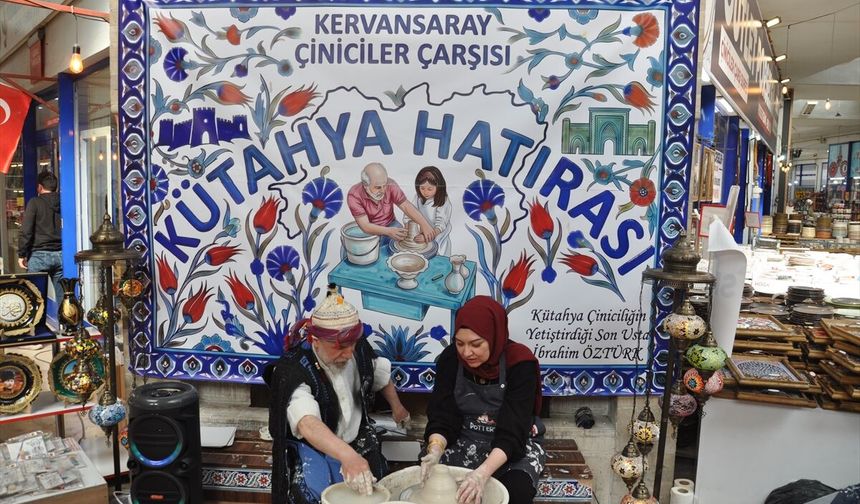 Uşak, Eskişehir ve İstanbul gibi illere gidenler Kütahya Çini Çarşısına yoğun ilgi gösterdi