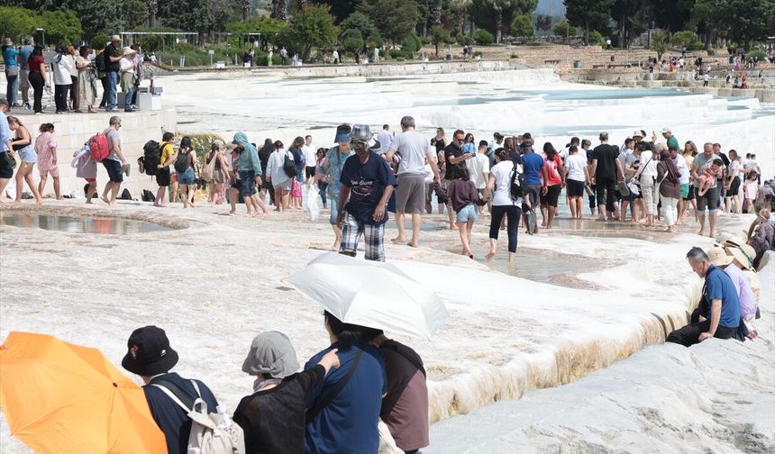 Uşak'tan da yoğun ziyaretçi çeken Pamukkale, rekor kırdı