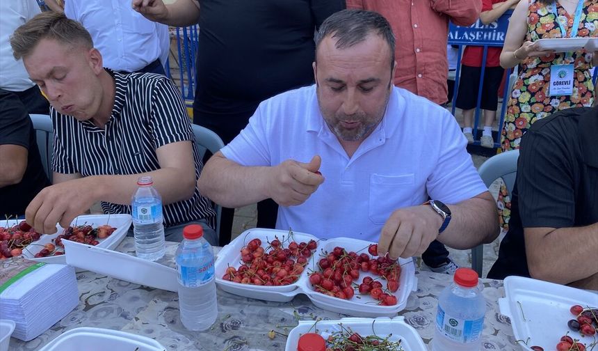 Eşme'nin komşusu Alaşehir'de kiraz yeme yarışı yapıldı!
