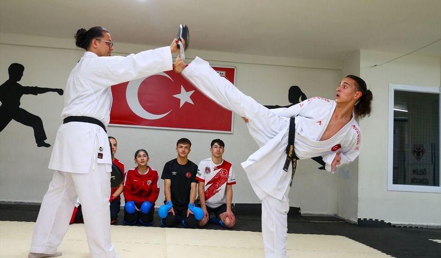Genç sporcu, içindeki karate tutkusuyla ailesinin bir bölümünü bırakarak Uşak'a yerleşti