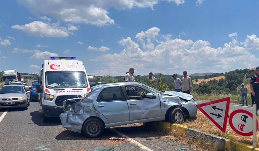Uşak Eşme’de meydana gelen tek taraflı kazada baba-kız ağır yaralandı