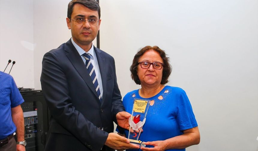 Uşak’ta düzenli kan bağışında bulunan 20 kişi plaket ile ödüllendirildi
