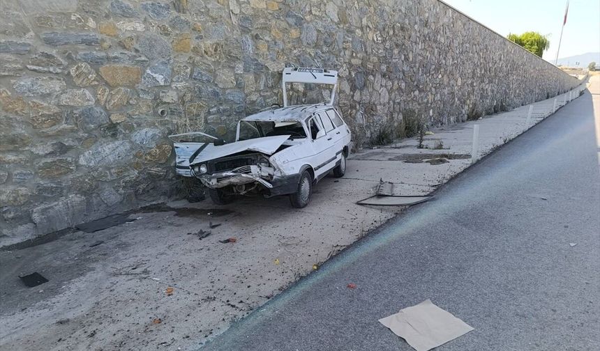Uşak OSB'nin önünde kamyonla çarpışan otomobil istinat duvarına çarparak durdu