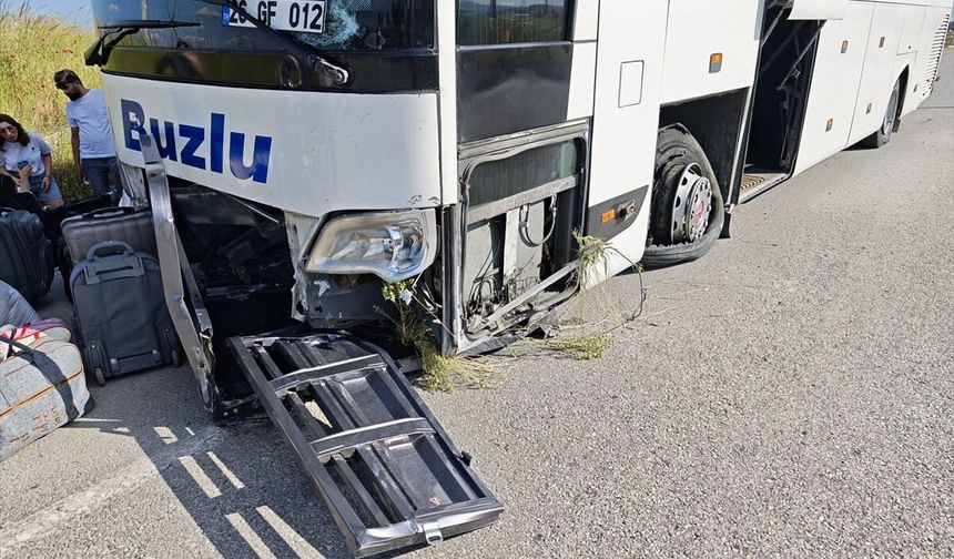 Uşak ve Kütahya yolu üzerindeki Altıntaş'ta yolcu otobüsü ve elektrikli bisiklet çarpıştı