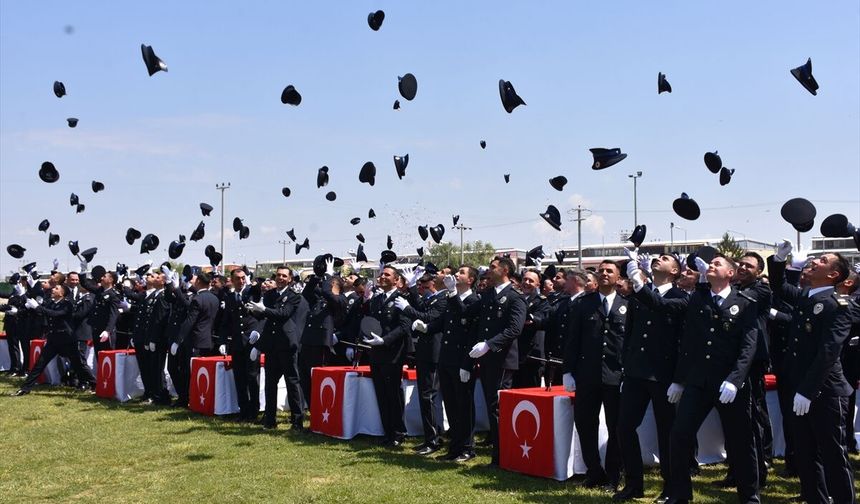 Afyonkarahisar'da mezun olan 432 polis adayı kep attı