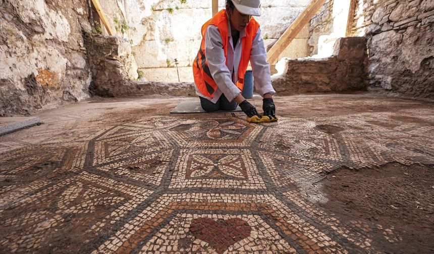 Smyrna Antik Kenti'ndeki 1500 yıllık mozaikte aşk, sadakat ve kutsallığa dair izler var
