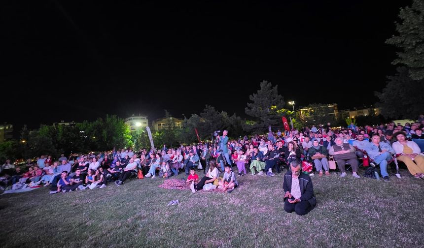 Uşak’ın yaz akşamını ‘Geceye Düşen Şarkılar’ konseri renklendirdi