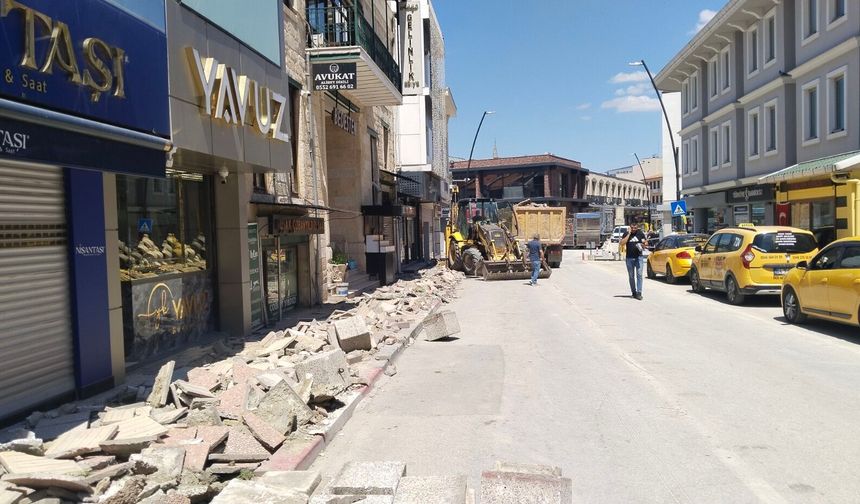 Uşak'taki çalışma Barbaros Caddesi'nde sürüyor! Yol yaklaşık 1 hafta kapalı olacak!