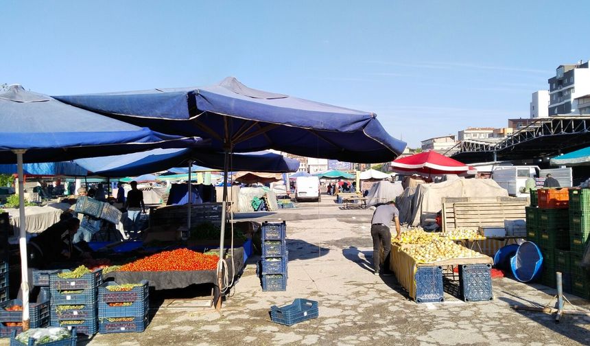 Uşak'ın Çarşamba pazarı bugün eski yerinde kuruldu! Manifaturacı ve ayakkabıcı esnafı da durumdan memnun!