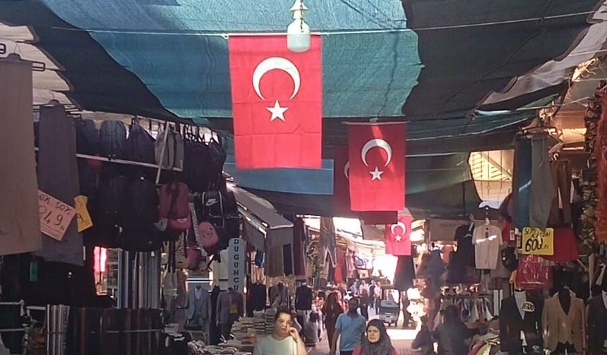 Uşak Ayakkabıcılar Çarşısı esnaf, sokakları brandayla güneşten korudu ve bayraklarla süsledi