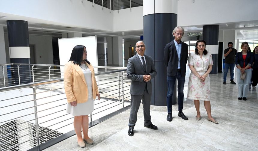 Uşak’ta öğrenci ve mezun Seramik Ana Sanat Dalı Sergisi açıldı