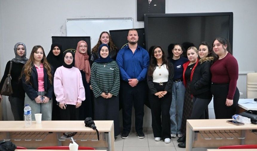 Uşak'taki gençlere sosyal medya ile oluşan dil ve kültürle ilgili farkındalık eğitimi