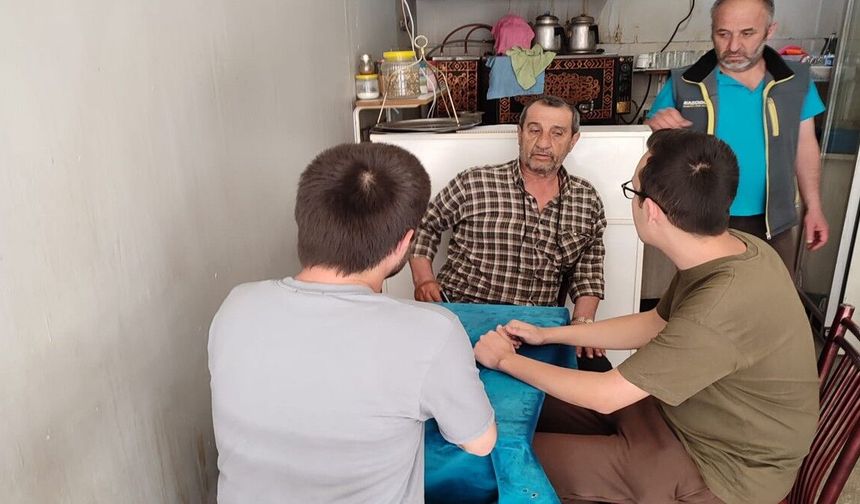 Uşak Üniversitesi İletişim öğrencileri, mahalle sakinlerine sosyal medya kullanımı ve medya okur yazarlığını anlattı