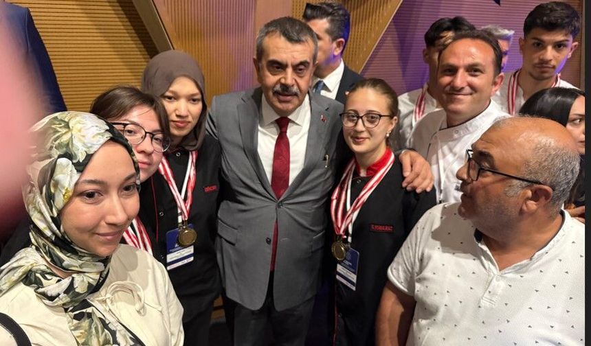 Uşak’ın komşusu Gediz’in Kız Meslek Lisesi öğrencileri gastronomi yarışmasında altın madalya kazandı