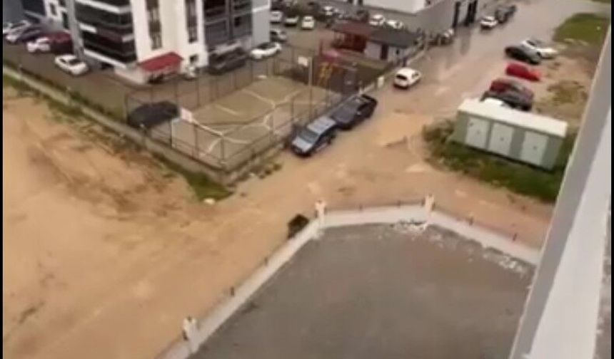 Uşak Cumhuriyet Mahallesi'ndeki bu sokaklar her yağmur sonrası çamur içinde kalıyor