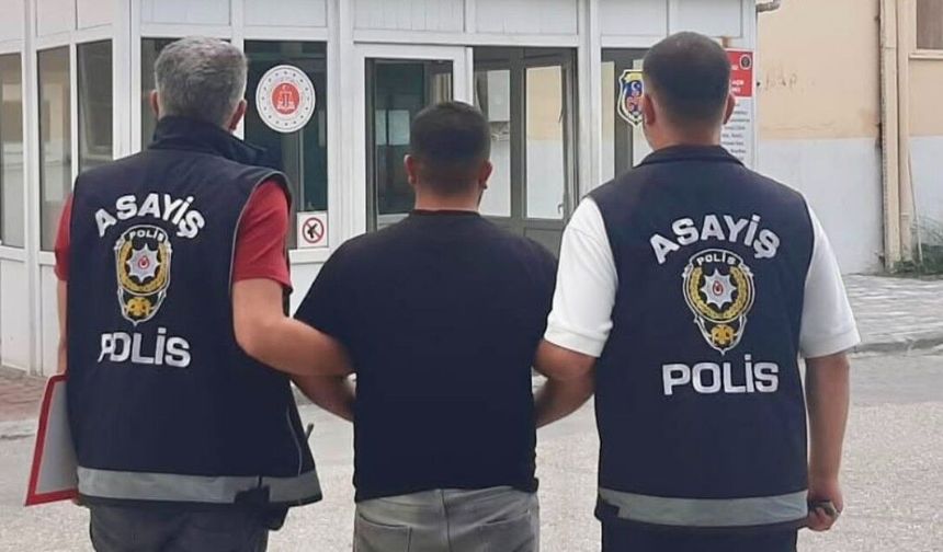 Uşak'ta mühimmat ve kredi kurumu dolandırıcılığı yaptığı öne sürülen 2 kişi tutuklandı