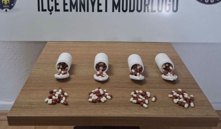 Uşak'ın Banaz ilçesinde polisten kaçan araçtan atılan poşetten 197 sakıncalı hap çıktı