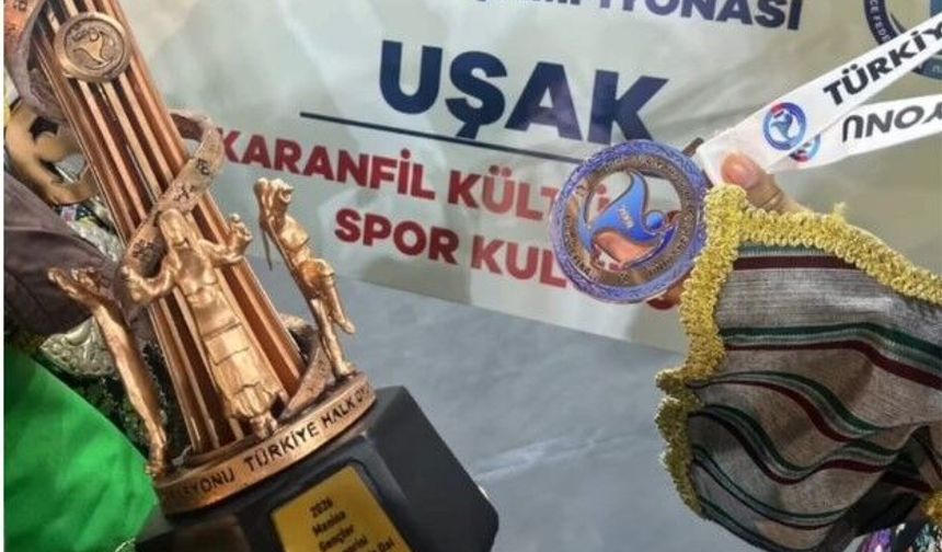 Uşak yöresi oyunlarıyla sahneye çıkan Uşaklı kızlardan büyük başarı!