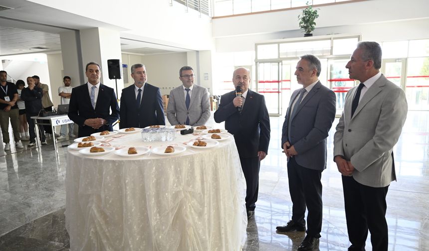 Uşak Üniversitesi Rektörü Demir, öğrenci, akademisyen ve idari personelle bayramlaştı