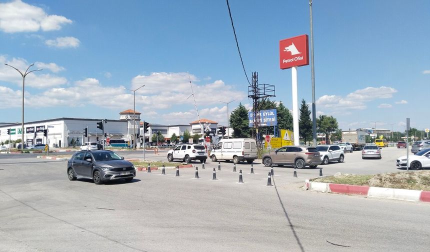 Uşak'ta Köfteci Yusuf'tan hastaneye dönen küçük kavşak kapatıldı! Bölgede trafik rahatladı!