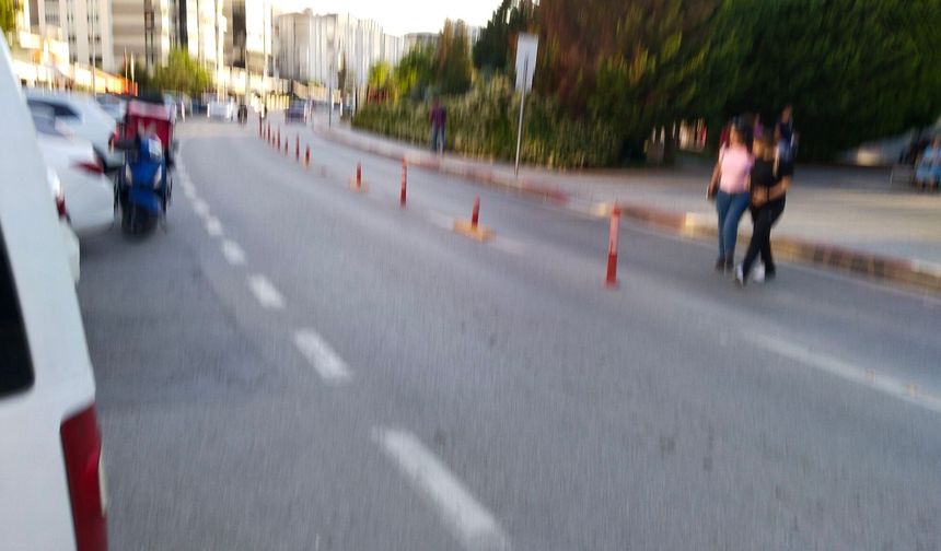 Uşak'ın Atapark bölgesinde yüksek sesle müzik dinlenen ve sürat yapılan araçlar sorunu