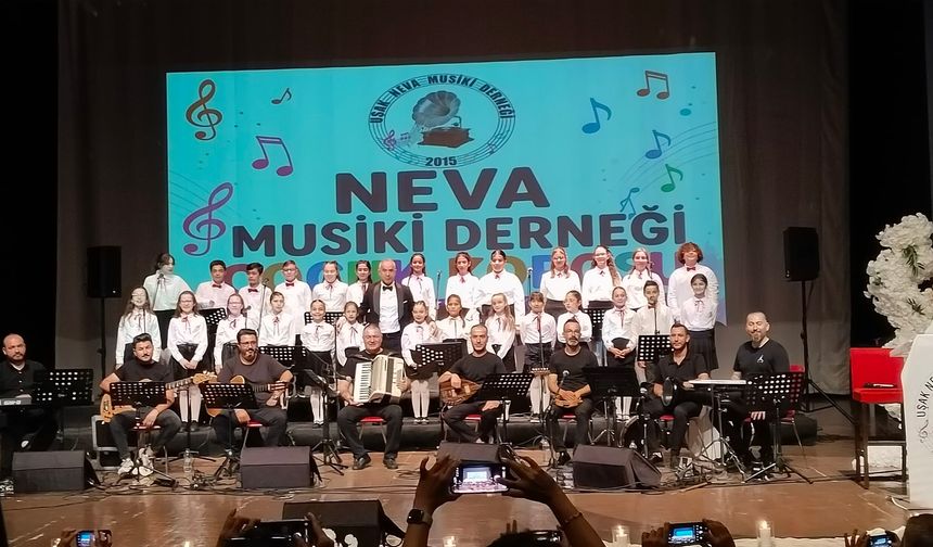 Uşak Neva Musiki Derneği Çocuk Korosu, bir birinden güzel şarkı ve türkülerle keyifli bir gece yaşattı