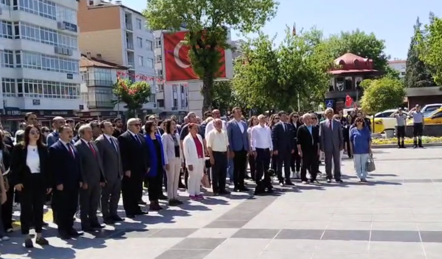 Uşak'ta Çevre Haftası etkinlikleri başladı! Can dostumuz İstiklal Marşı'nda esas duruşunu bozmadı!