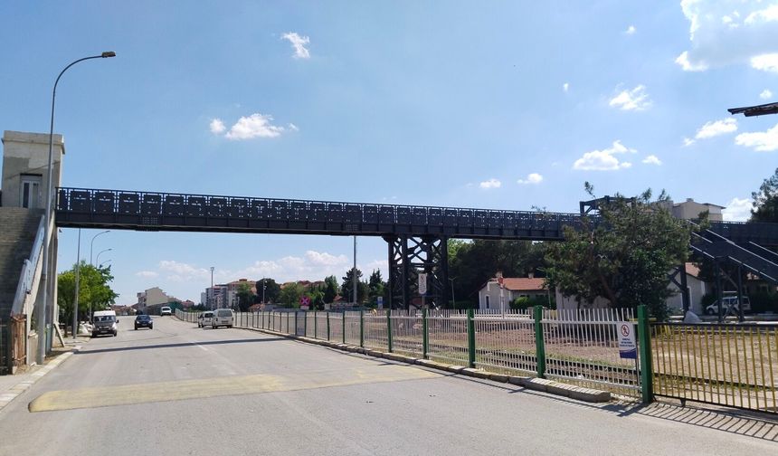 Uşak Tren Garı ile Ofis Sokak arasında yıllardır yaşanan yaya geçişi sorunu çözülüyor!