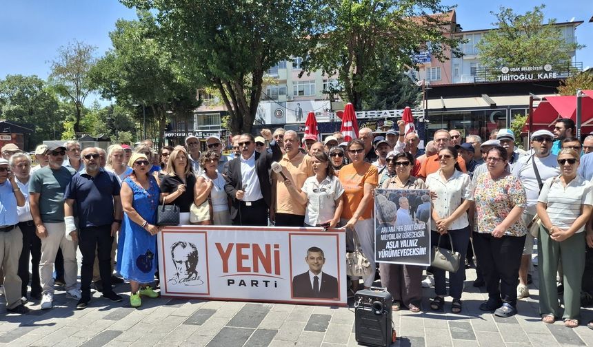 Uşak'ta toplu olarak istifa ederek; ata ocağından ayrılıp Yeni Parti'ye geçtiler