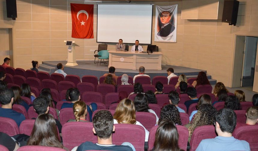 Uşak'ta okuyan geleceğin hekim adayı intörnler, yeni dönem görevlerine başladı