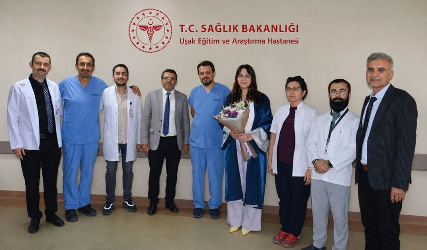 Uşak EAH'ta Acil Tıp Asistanlığı görevini yerine getiren Büşra Nur Yılmaz, eğitimlerini tamamlayarak 'Uzman Doktor' oldu
