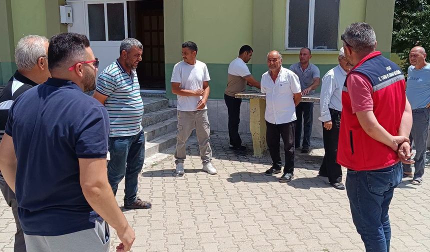 Uşak İl Tarım ve Orman Müdürlüğü ekipleri, Sazak Köyü’ndeki buluşmada "Bereketin İzinde, Sahadayız" mesajı verdi