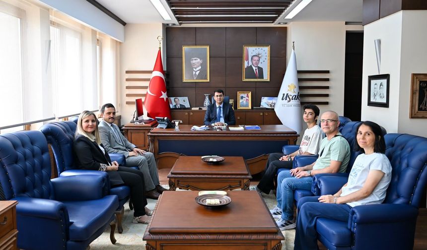 Uşak Valisi Kartal, YKS Türkiye 3’üncüsünü makamında misafir etti