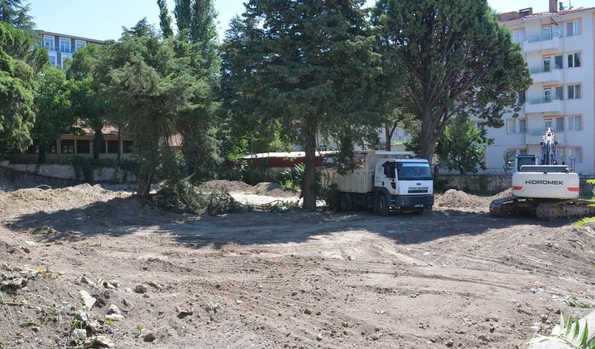 Demirci'nin Prestij Caddesi'ne 100 araçlık otopark yapılıyor