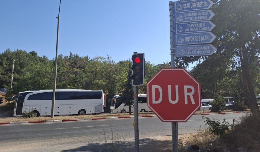 Uşak’taki Hacıkadem Kavşağı’nda bulunan trafik ışıklarında sinyalizasyon sıkıntısı yaşanıyor