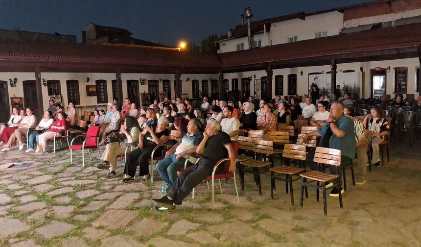Sinemaseverler, Uşak'ta çekimleri yapılan Yılanların Öcü filmini Kent Tarihi Müzesi'nde izledi