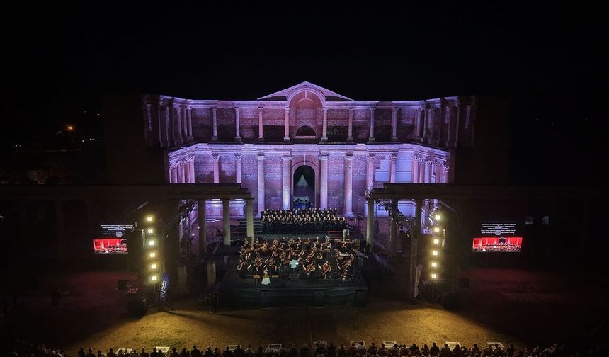 Uşak ve İzmir'den yoğun ziyaretçi çeken Sardes'te muhteşem gece
