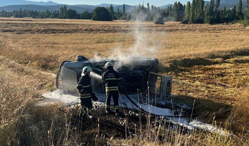 Gediz Dedeköy'de yoldan çıkan araç, düştüğü tarlada yandı