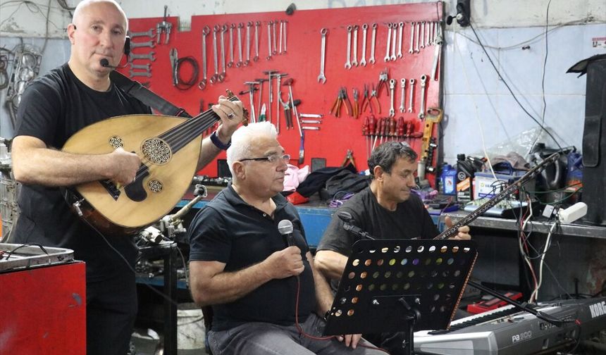 Kütahya Sanayi Sitesi'ndeki 5 usta ut, cümbüş ve darbukanın çalındığı bir grup kurdu