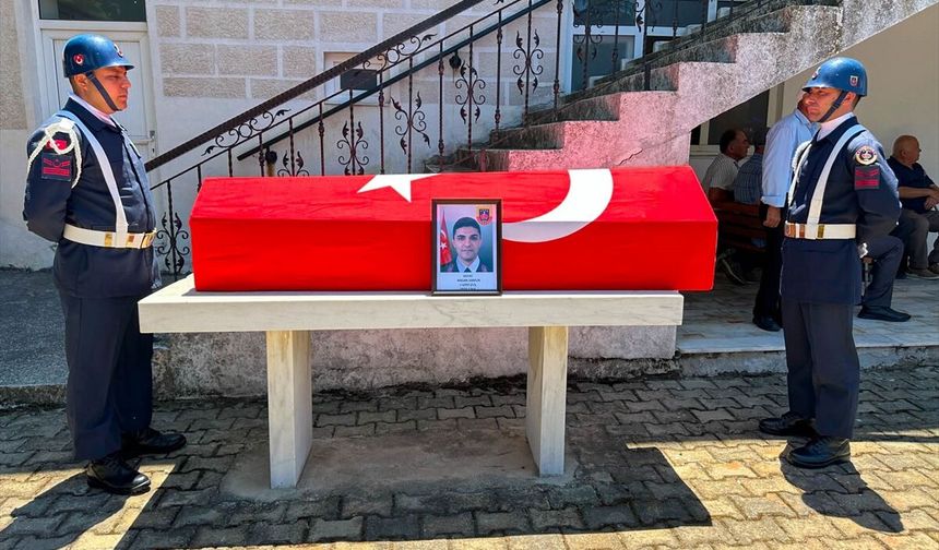 Uşak ve Afyon yolundaki kazada vefat eden Hasan ve Zehra Samur çifti ile bebekleri Aybars son yolculuğuna uğurlandı