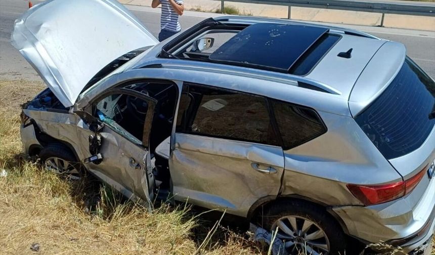 Uşak ve Gediz yolunda şarampole devrilen araç toprak yığınına battı