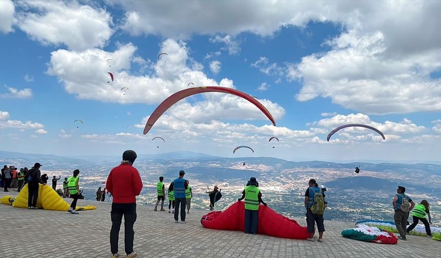 Uşak'ın komşusu Simav'da yamaç paraşütü yarışları yapıldı