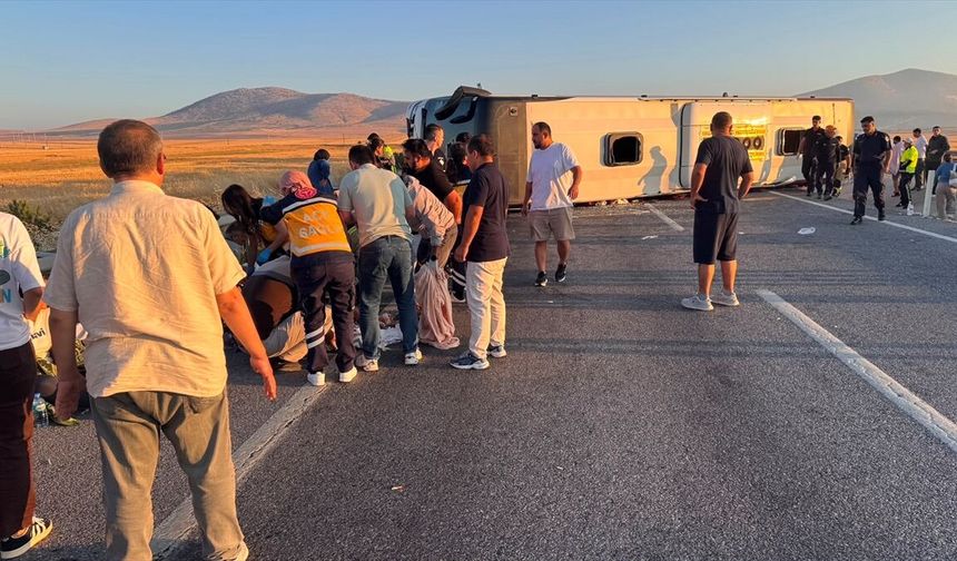 Kütahya'da yolcu otobüsü devrildi, çok sayıda yaralı var