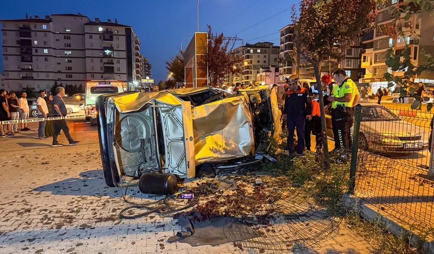 Uşak Yavuz Sultan Selim Caddesi'nde savrulan otomobil yayalara çarptı! 1'i ağır 2 yaralı!