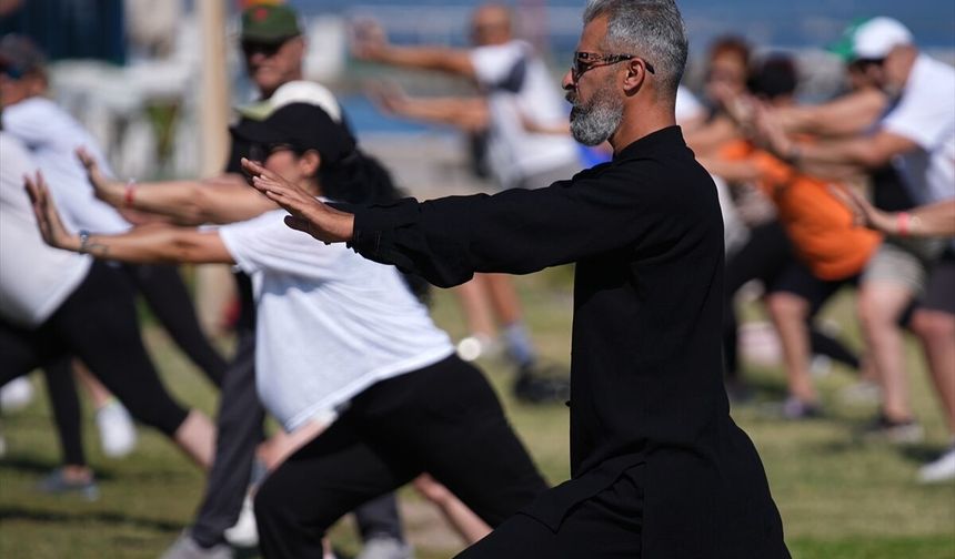 Güzelbahçe'deki tai chi dersleri, dinginlik arayanları sahilde buluşturuyor
