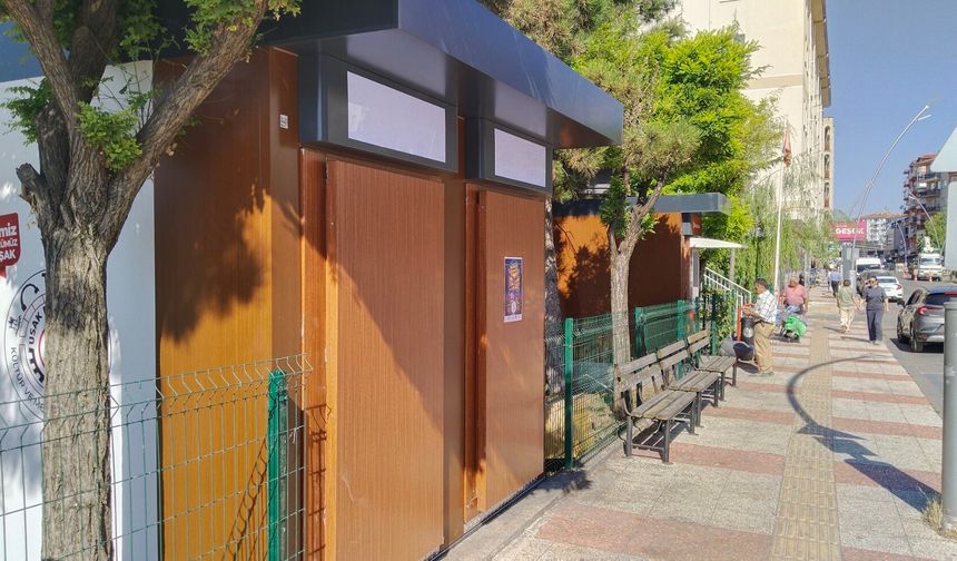 Uşak'ın Çivril yolu üzerindeki bankamatiklerin bazıları kalktı! Vatandaş cihazların tekrar eklenmesini istiyor!