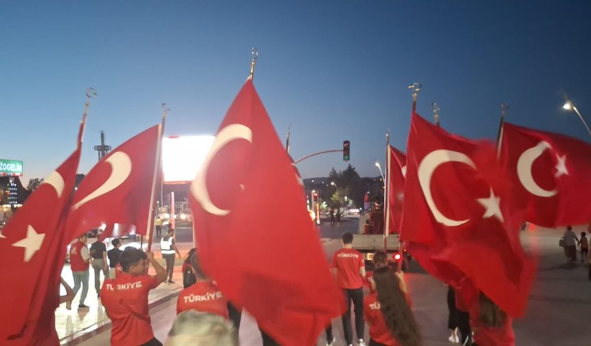 Uşaklılar ellerinde Türk bayrakları ile Atapark'tan 15 Temmuz Şehitler Meydanı'na yürüdü