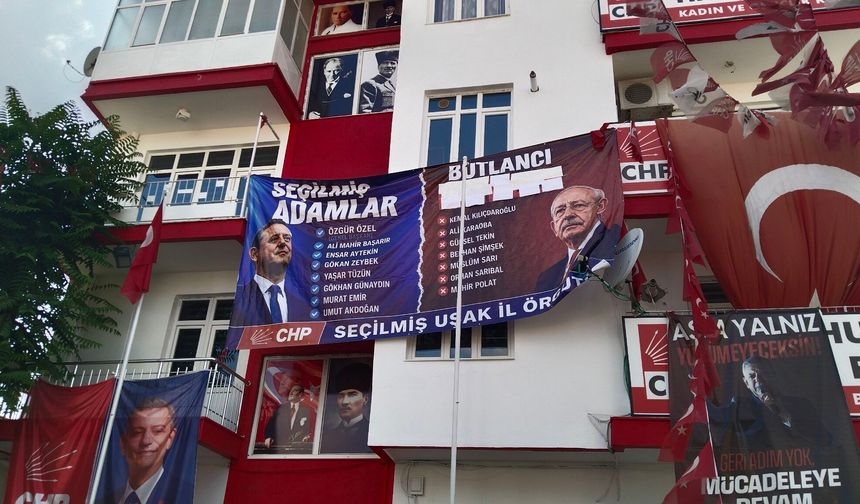 Uşak CHP İl Binasına, Seçilmiş Adamlar ve Butlancılar pankartı asıldı