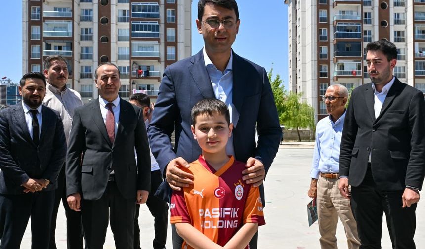 Uşak Valisi Kartal, çocukların dondurma talebini geri çevirmedi